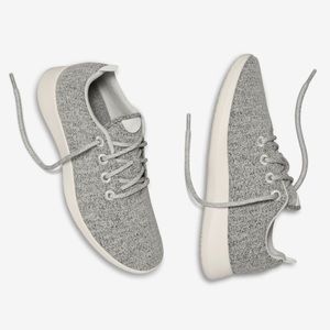 Allbirds women’s size 7 merino wool runners dapple gray with creamy white sole.